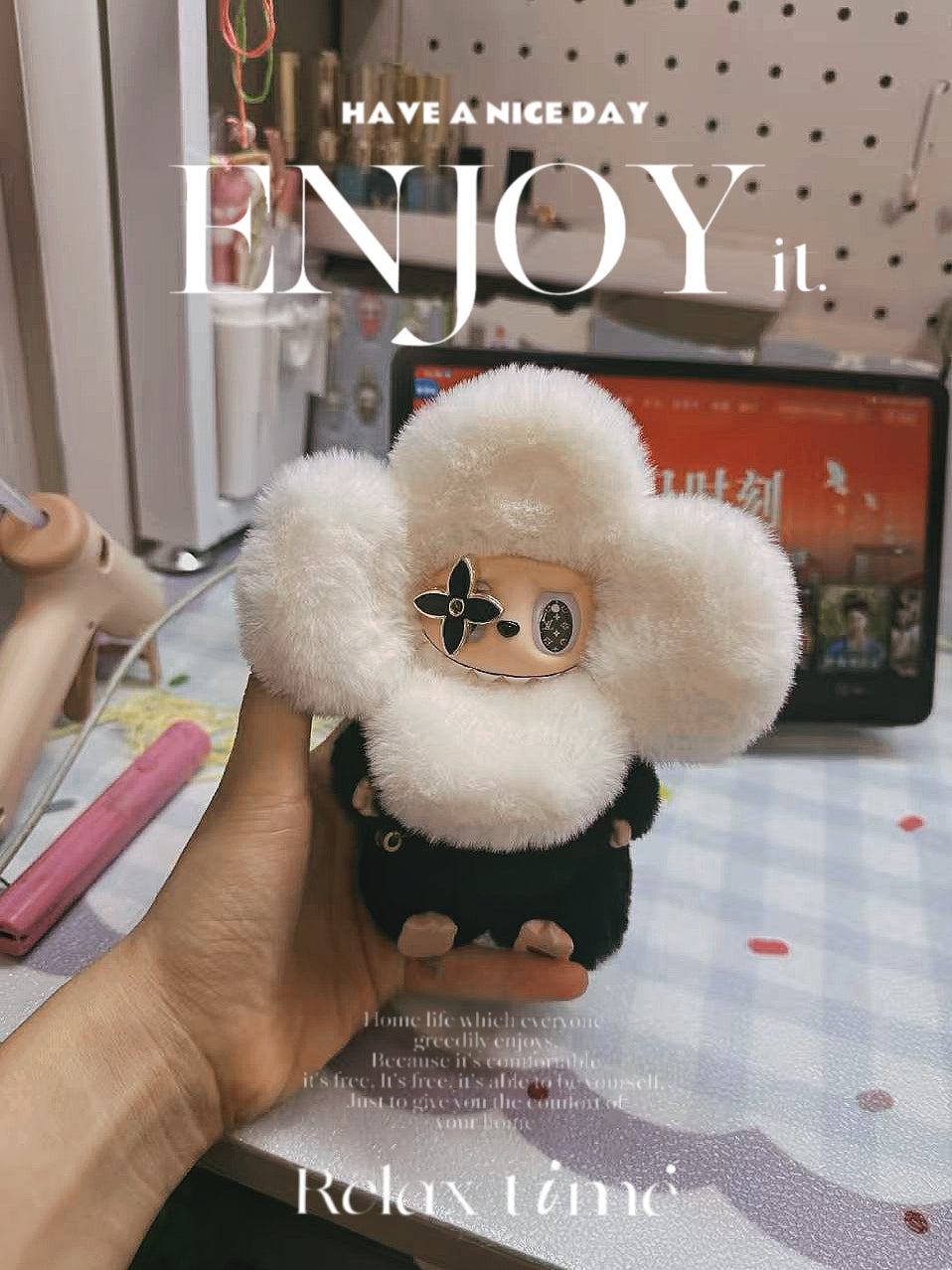 Black and White Vivienne by Nuliliuliu